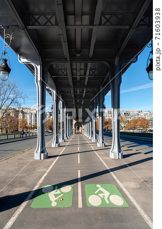 Cycle Path on the pont Bir-Hakeim - Paris Cycle Path on the pont Bir-Hakeim - Paris 71603938