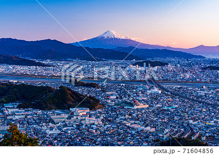 （静岡県）静岡市の街並みと富士山　夜明け 71604856