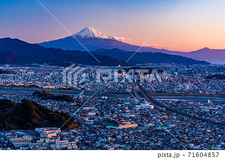 （静岡県）静岡市の街並みと富士山　夜明け 71604857
