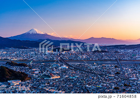（静岡県）静岡市の街並みと富士山　夜明け 71604858