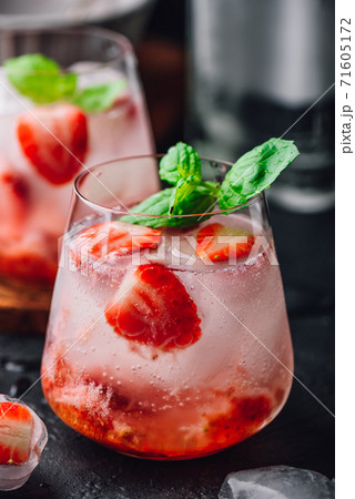 Strawberry cocktails with gin and tonic 71605172