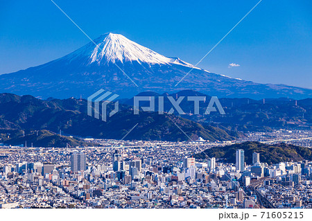 （静岡県）静岡市の街並みと富士山　早朝 71605215