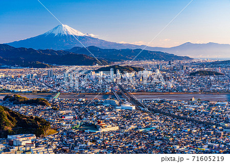 （静岡県）静岡市の街並みと富士山　早朝 71605219