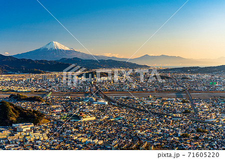 （静岡県）静岡市の街並みと富士山　早朝 71605220