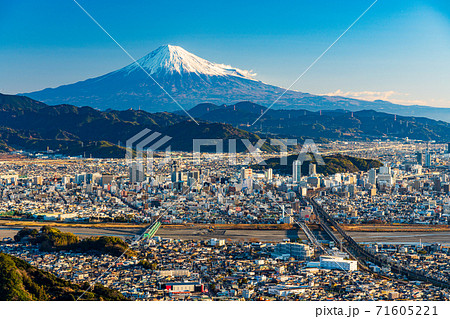 （静岡県）静岡市の街並みと富士山　早朝 71605221