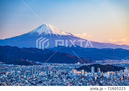 （静岡県）静岡市の街並みと富士山　早朝 71605225