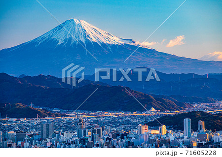 （静岡県）静岡市の街並みと富士山　早朝 71605228