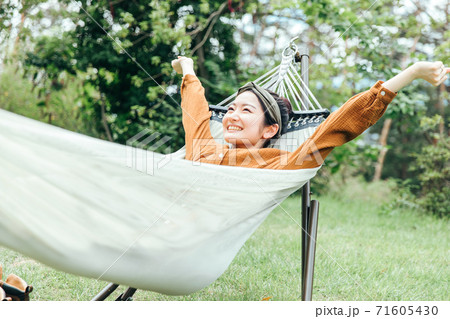 キャンプ場でハンモックに寝るアジア人女性 71605430