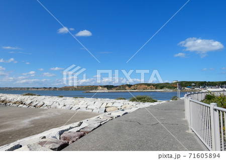 海岸沿いの遊歩道 海岸沿いの遊歩道 71605894