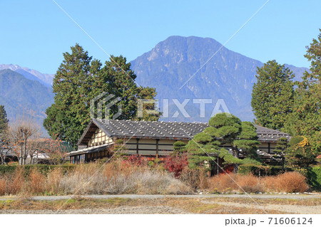 晩秋の安曇野 重要文化財 曽根原家住宅 晩秋の安曇野 重要文化財 曽根原家住宅 71606124
