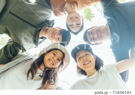 キャンプにきた仲間のチームワーク 71606591