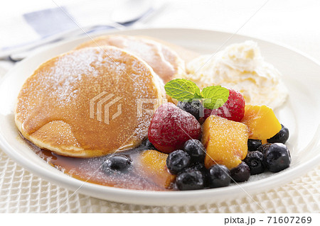 生クリームとフルーツたっぷりパンケーキの写真素材