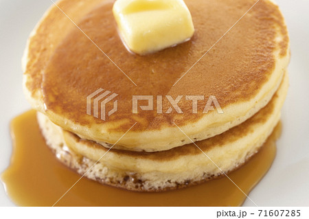 積み重ねたホットケーキにメープルシロップをかけて食べる 71607285