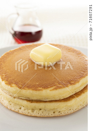 積み重ねたホットケーキにメープルシロップをかけて食べる 71607291