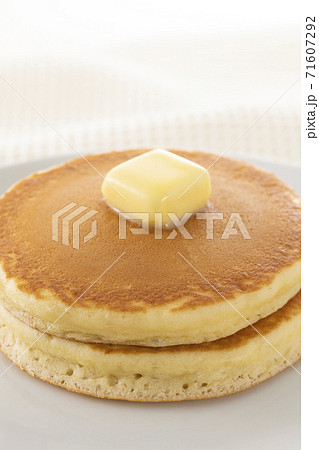 ホットケーキにバターをのせて食べる 71607292