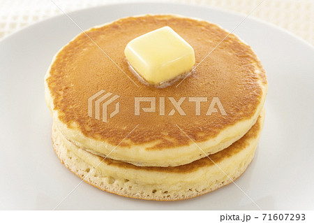 ホットケーキにバターをのせて食べる 71607293
