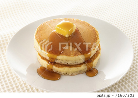 積み重ねたホットケーキにメープルシロップをかけて食べる 積み重ねたホットケーキにメープルシロップをかけて食べる 71607303