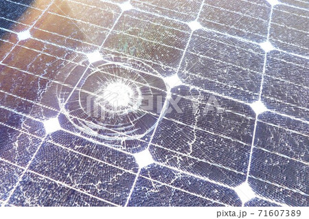 ひび割れした太陽光パネル ひび割れした太陽光パネル 71607389