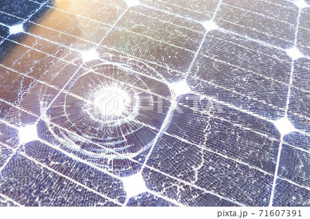 ひび割れした太陽光パネル 71607391