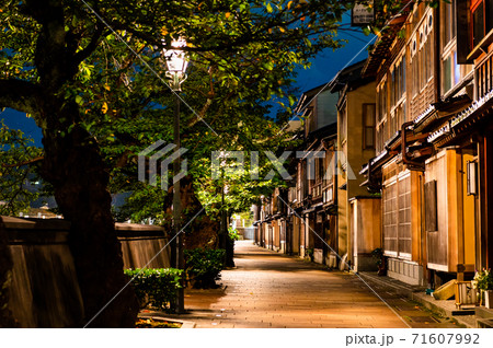 石川県金沢市 主計町茶屋街の夜景 石川県金沢市 主計町茶屋街の夜景 71607992