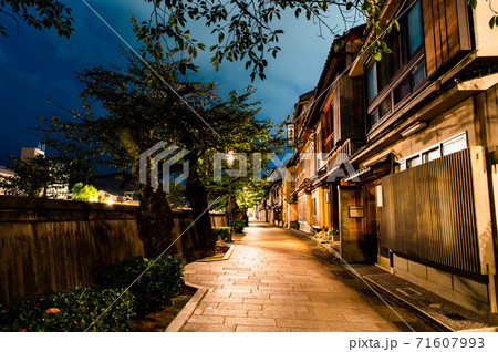 石川県金沢市　主計町茶屋街の夜景 71607993