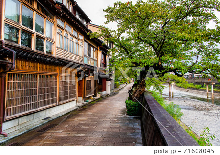 石川県金沢市　主計町茶屋街 71608045