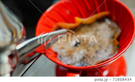 お湯を注いでコーヒーを作っている写真 お湯を注いでコーヒーを作っている写真 71608434