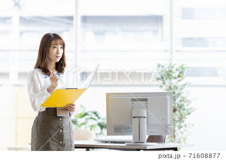 オフィスワーク中のビジネスウーマン オフィスワーク中のビジネスウーマン 71608877