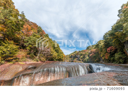 吹割の滝と紅葉 の写真素材