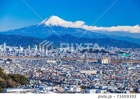 （静岡県）静岡市の街並みと富士山 71609393