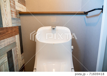 トイレの手洗い オシャレなトイレの写真素材