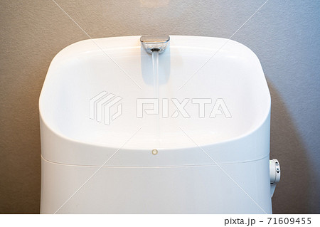 トイレの手洗い　オシャレなトイレ 71609455