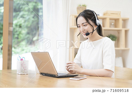 テレワークする若い女性 テレワークする若い女性 71609518