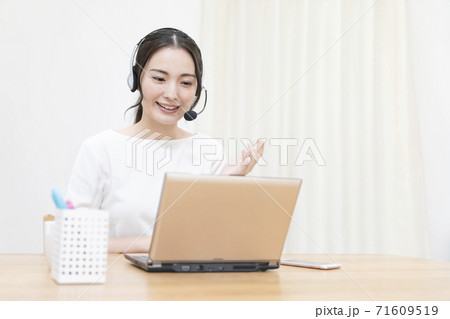 テレワークする若い女性 71609519