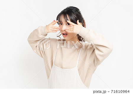 手で目を隠す若い女性の写真素材