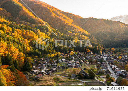 《岐阜県》秋の白川郷・夕暮れ 《岐阜県》秋の白川郷・夕暮れ 71611925