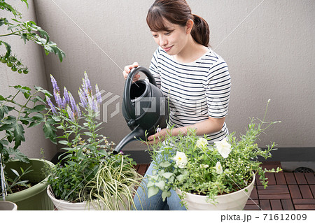 ベランダでガーデニング・寄せ植えを楽しむ女性 ベランダでガーデニング・寄せ植えを楽しむ女性 71612009