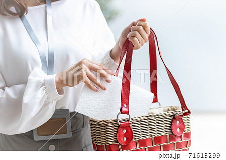 外出時にマスクケースをカバンに忍ばせる女性（パーツカット） 71613299