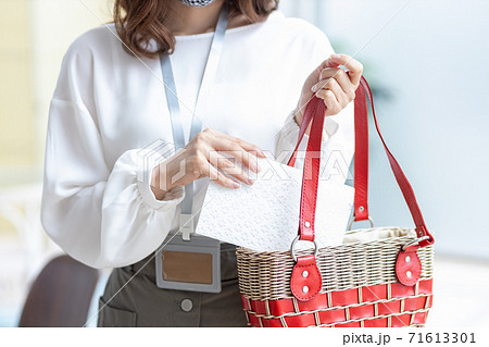 外出時にマスクケースをカバンに忍ばせる女性(パーツカット) 外出時にマスクケースをカバンに忍ばせる女性(パーツカット) 71613301