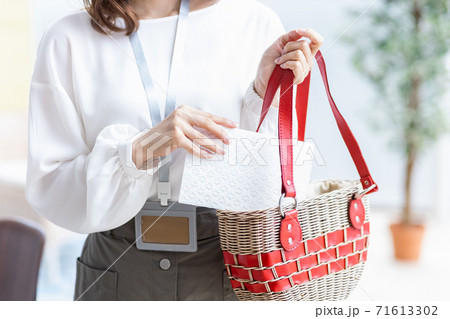 外出時にマスクケースをカバンに忍ばせる女性(パーツカット) 外出時にマスクケースをカバンに忍ばせる女性(パーツカット) 71613302