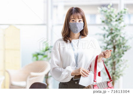 外出時にマスクケースをカバンに忍ばせる女性 外出時にマスクケースをカバンに忍ばせる女性 71613304