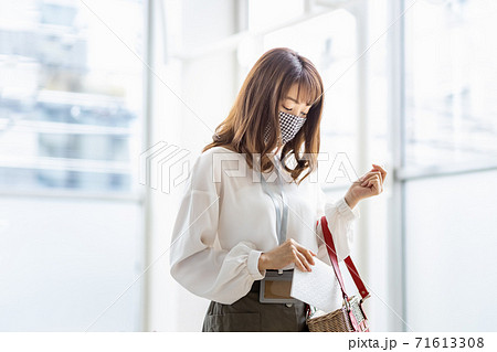 外出時にマスクケースをカバンに忍ばせる女性 71613308