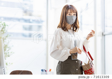外出時にマスクケースをカバンに忍ばせる女性 71613309