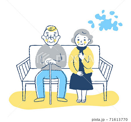 ベンチに座る老夫婦 71613770