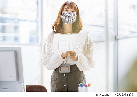 オフィスで働くマスク姿のビジネスウーマン オフィスで働くマスク姿のビジネスウーマン 71614334