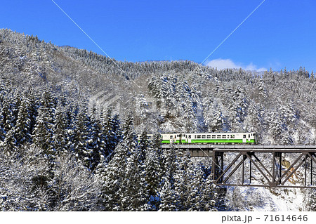 青空と滝谷川橋梁を渡る只見線の列車　福島県柳津町 71614646