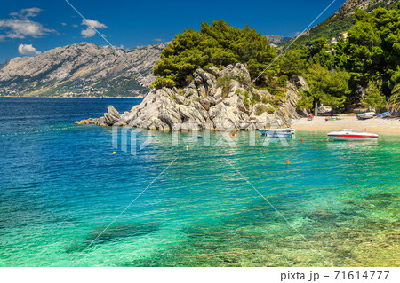 Spectacular bay and beach with motorboats, Brela, Dalmatia region, Croatia 71614777