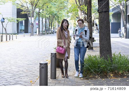 道がわからない外国人女性を道案内する日本人女性 道がわからない外国人女性を道案内する日本人女性 71614809