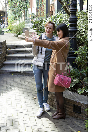 記念写真に自撮りする日本人女医性と外国人女性 記念写真に自撮りする日本人女医性と外国人女性 71614819