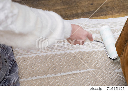 粘着クリーナーをかける女性 粘着クリーナーをかける女性 71615195